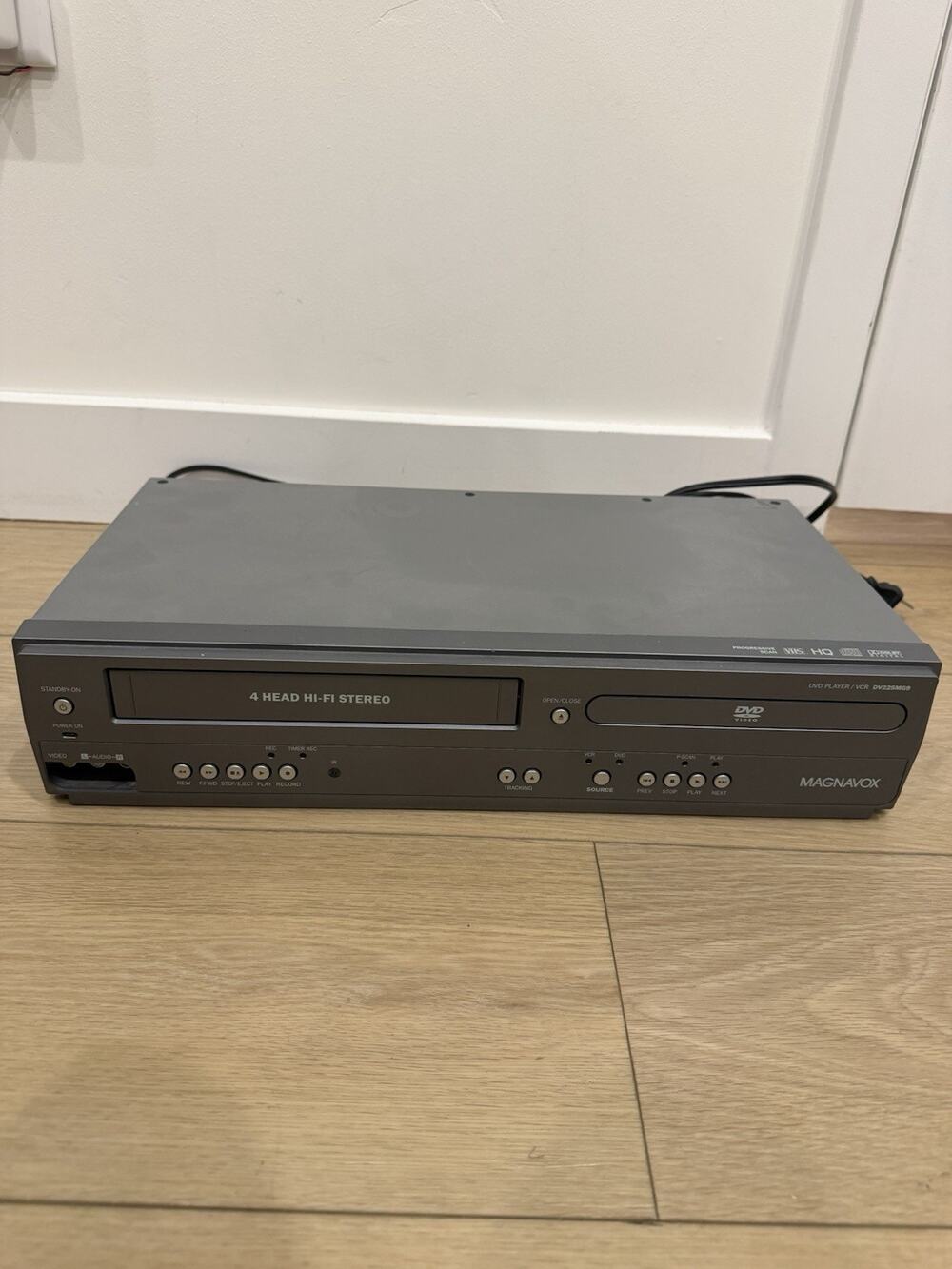 Magnavox DV225MG9 DVD VCR Combo Player VHS No Remote or Cables Tested Working